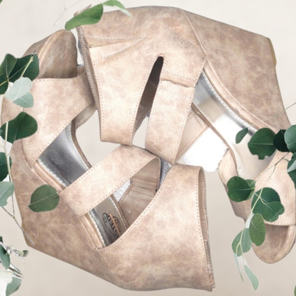 Kenneth Cole l beautiful high-heel strappy wedge heels - Picture 4 of 5